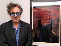 фото Тим Бёртон позирует возле своих рисунков